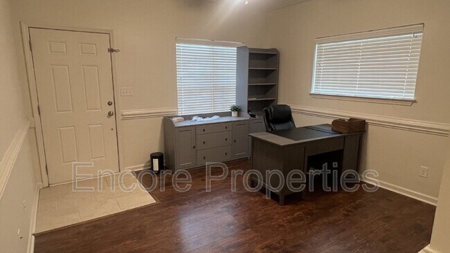 Building Photo - 821 Central Pk Dr