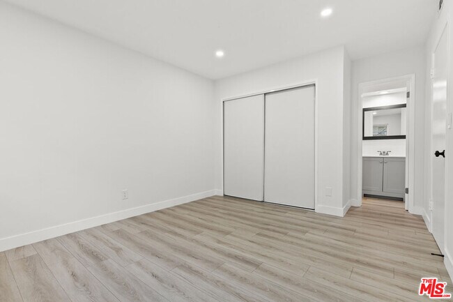 Building Photo - 330 E Dryden St