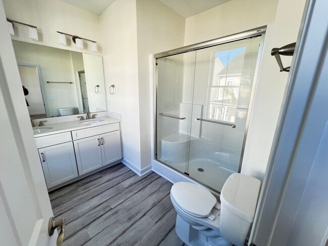 Building Photo - Luxury 2 Bedroom, 2.5 Bath Townhome Available Now in Market Common!