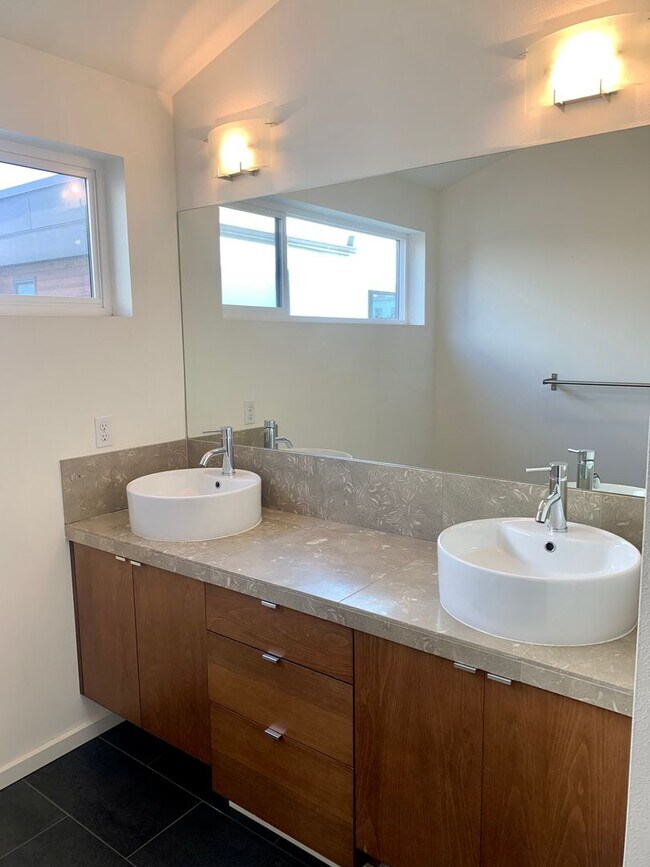 Building Photo - Mount Baker/Columbia City Townhome
