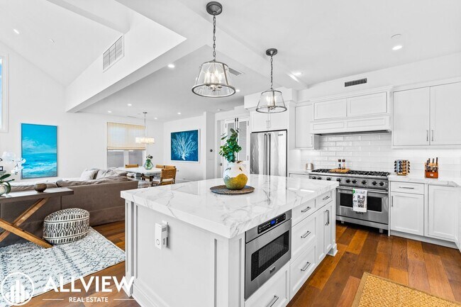 Building Photo - Gorgeous 3 bed 3.5 bathroom home available...