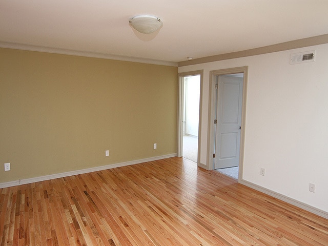 Interior Photo - 916 W TRINITY