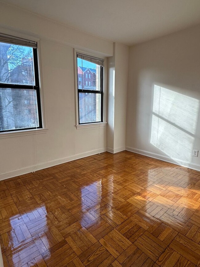 Building Photo - Foggy Bottom One Bedroom, All Utilties Inc...