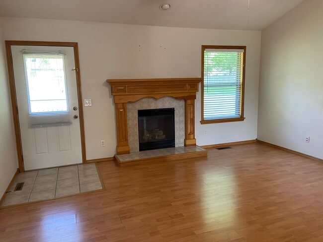 Building Photo - Great 3 BR, 2 Bath, 2 Car Garage Ranch located in SW Springfield.