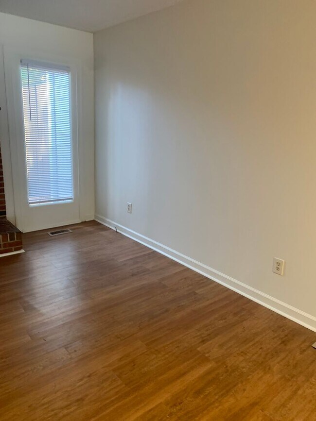 Building Photo - 6901g