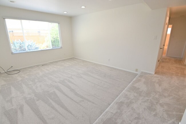 Building Photo - 5659 Lathrop Dr