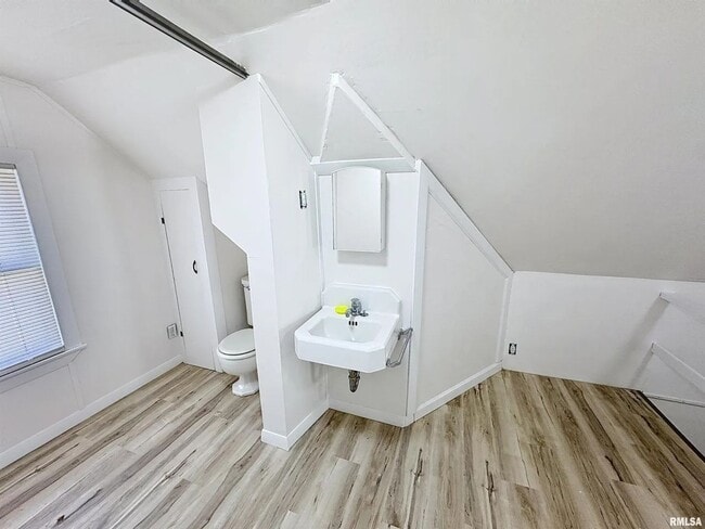 Building Photo - 3 bedroom Rental in Rock Island