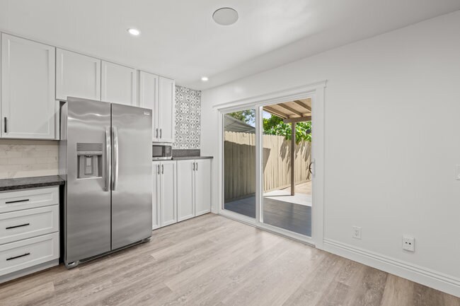 Building Photo - 257 Holiday Way