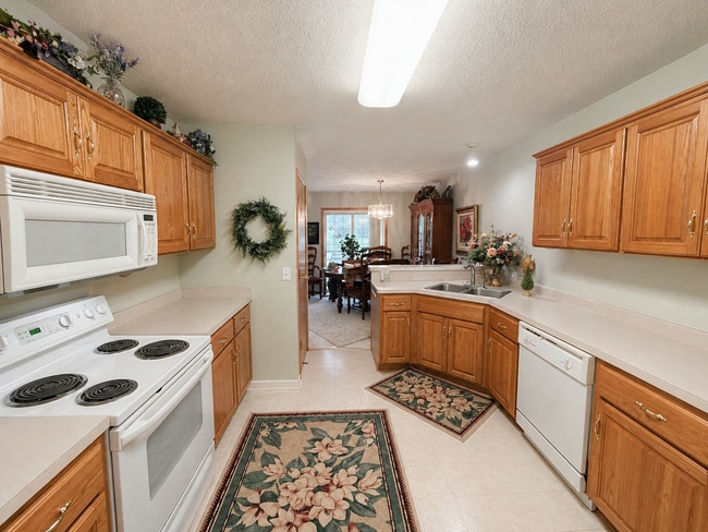 Building Photo - Stunning 2-Level Townhome with Vaulted Ceiling in Champlin!!