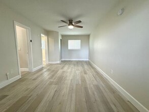 Building Photo - Spacious Studio Apartment Available in the Heart of La Jolla!