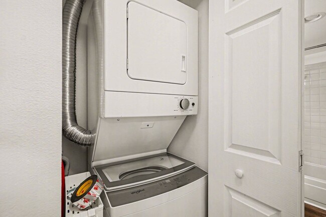 Building Photo - Ground Level Condo! 1 Bed 1 Bath In Littleton!