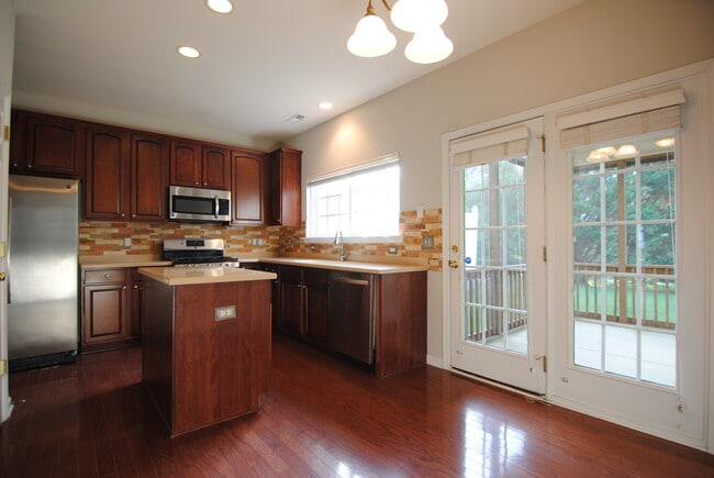 Building Photo - 10722 Edmundson Ave