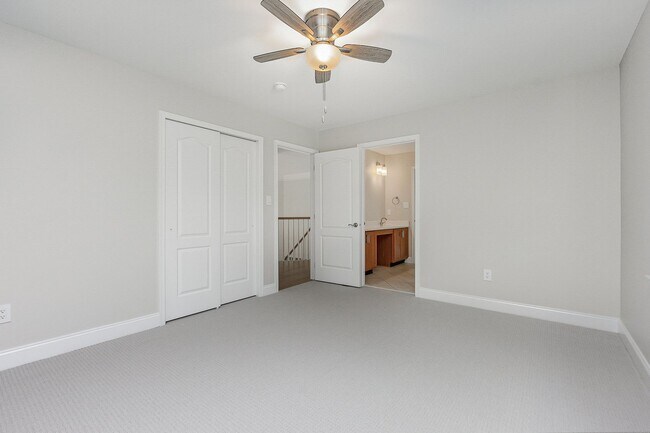 Building Photo - Stylish Renovation with Golf Course Views ...