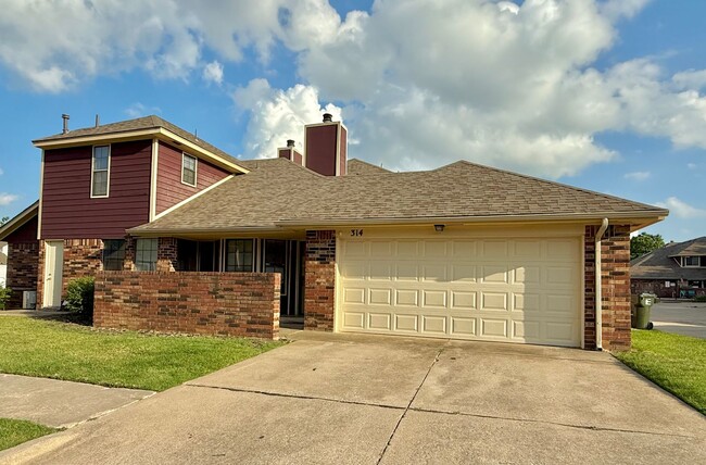 Building Photo - Chic upscale West Norman 2-bed 2.5 bath 2-...