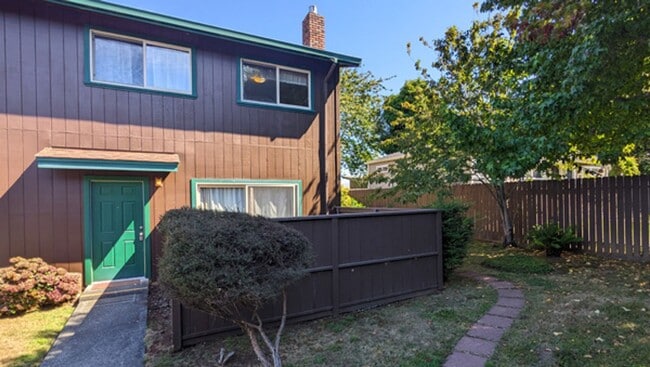 Building Photo - Move in Ready Furnished 3/1.5 Condo, most utilities included