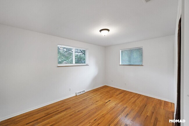 Building Photo - Spacious 4BR House in Denver