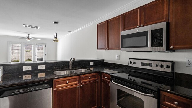 Building Photo - 1224 Green Oaks Ln