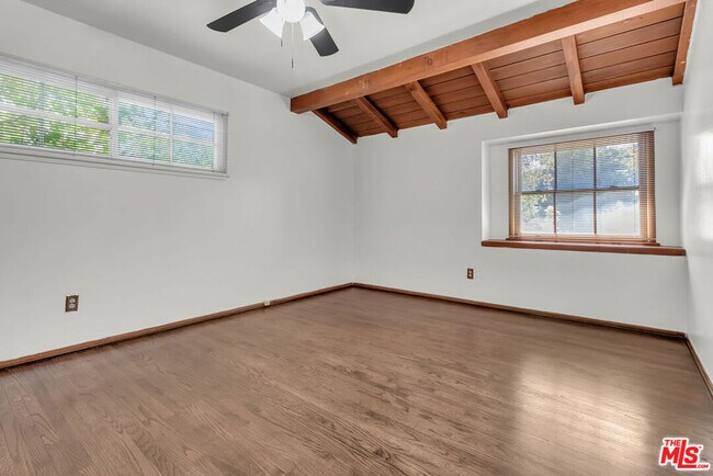 Building Photo - 9322 Lasaine Ave