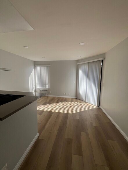 Building Photo - 2107 N Beachwood Dr