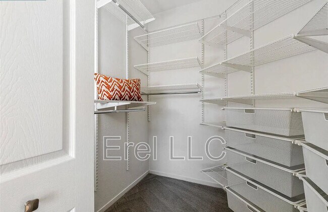 Building Photo - 260 Caldecott Ln