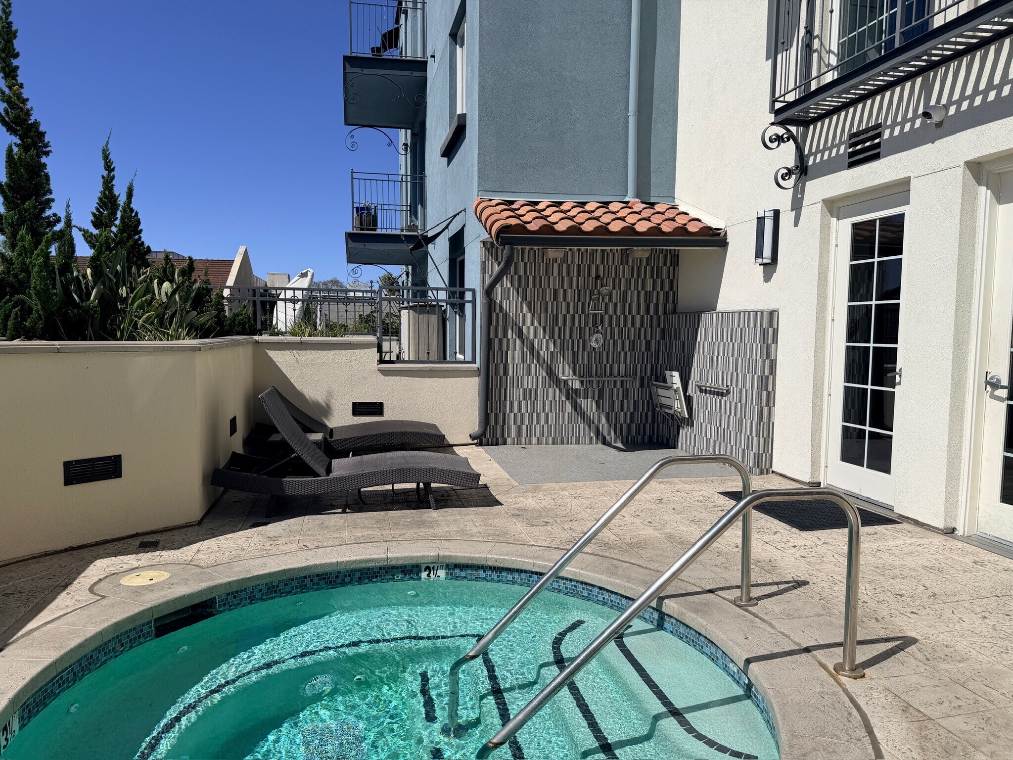 Jacuzzi and Shower - 3950 Ohio St