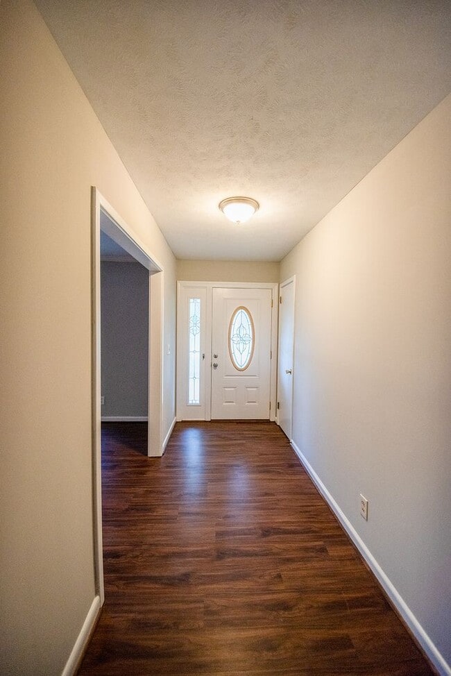 Building Photo - Beautiful home available today!