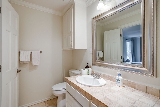 Building Photo - Private 4 Bedroom Retreat for Lease