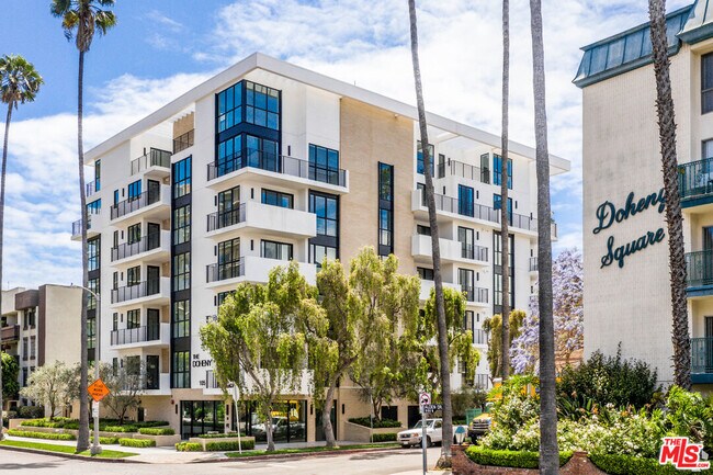 Building Photo - 105 S Doheny Dr