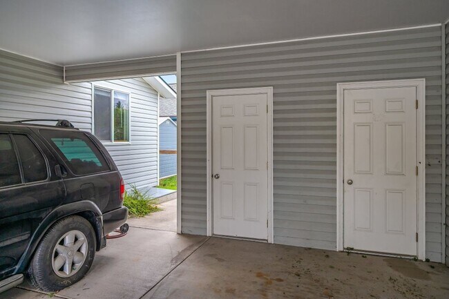 Building Photo - 2 bed 1 bath Rancher duplex