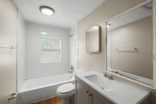 Building Photo - 1116 Upton Ct S