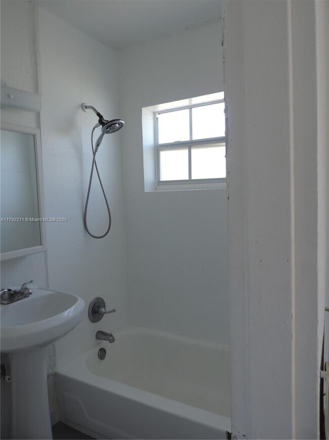 Building Photo - 3615 Thomas Ave
