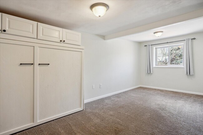 Building Photo - 2733 S Riverview Dr