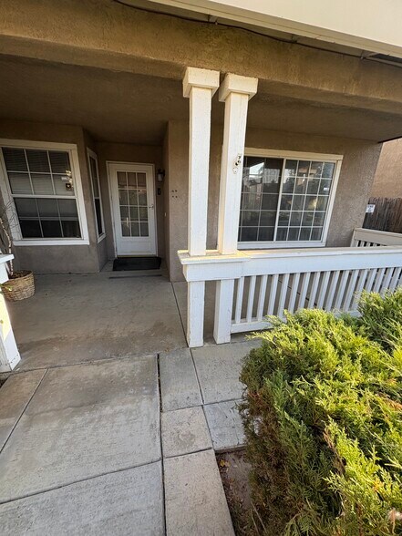 Building Photo - 2135 Greenbriar Dr