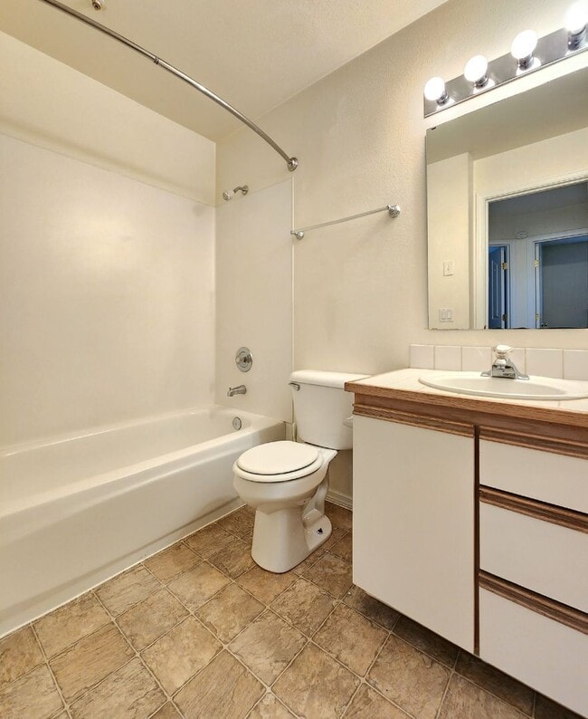 Building Photo - 2 Bed/ 2 Bath Condo Everett Near Boeing and Paine Airport