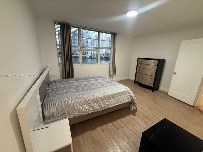 Building Photo - 801 Brickell Bay Dr