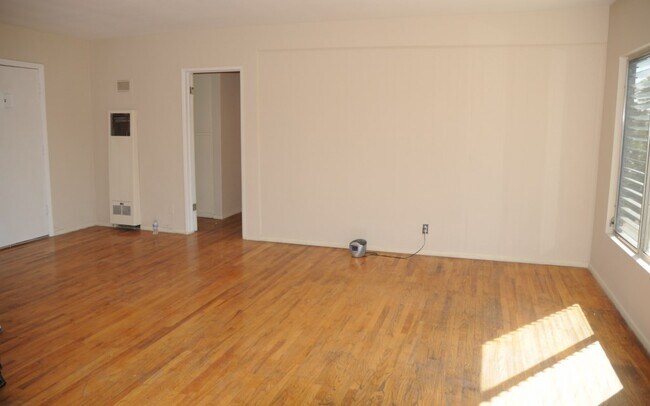 Living room to hall - 556 Kings N Rd