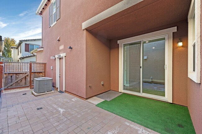 Building Photo - 210 Stratus Common