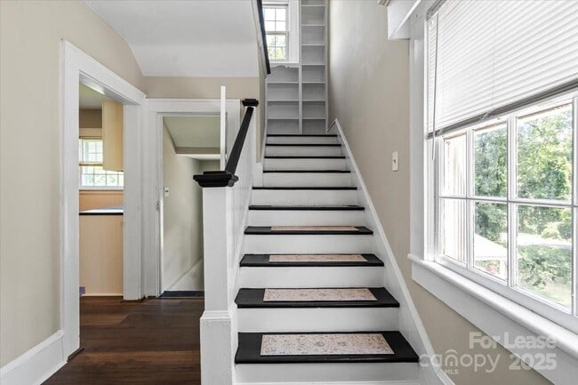 Building Photo - 904 Edgewood Cir