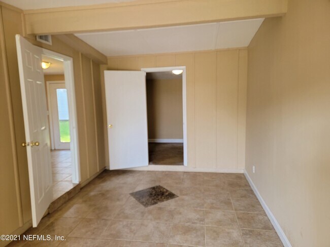 Building Photo - 115 Saratoga Cir S