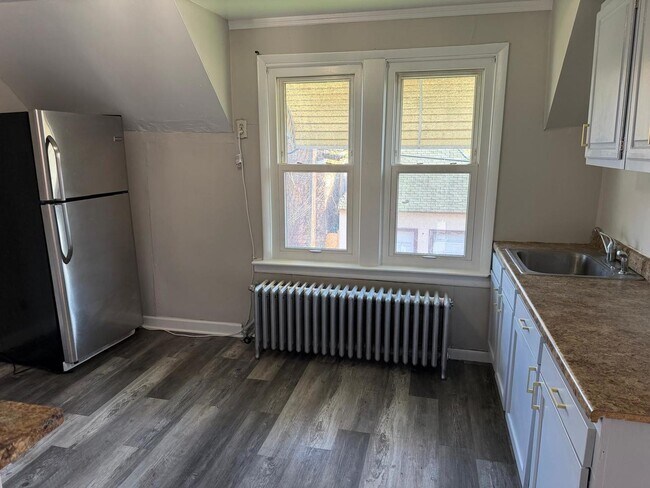 Building Photo - 930 S Victory St