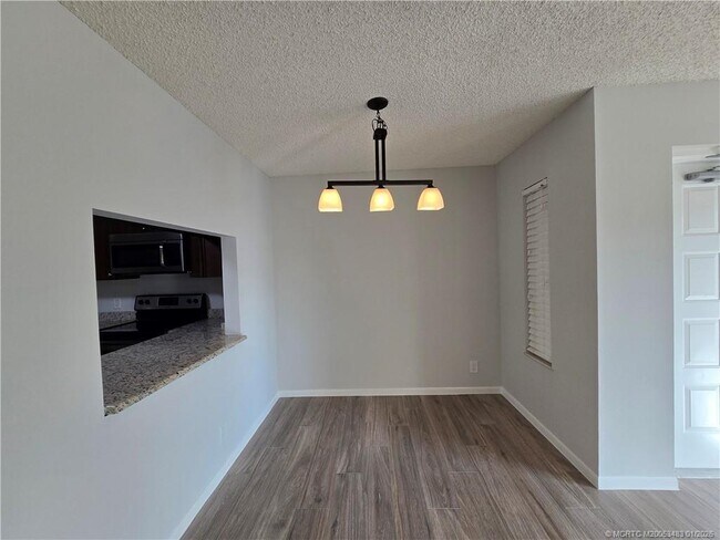 Building Photo - 2114 SW Silver Pine Way