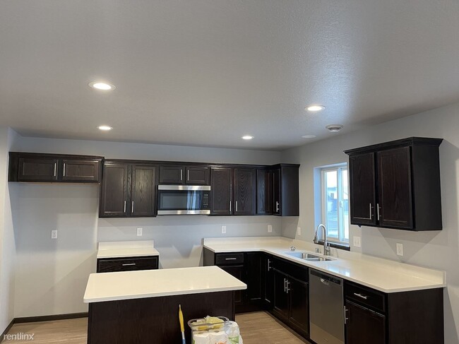 Building Photo - 4 br, 2.5 bath Townhome - Ringbaum Townhomes