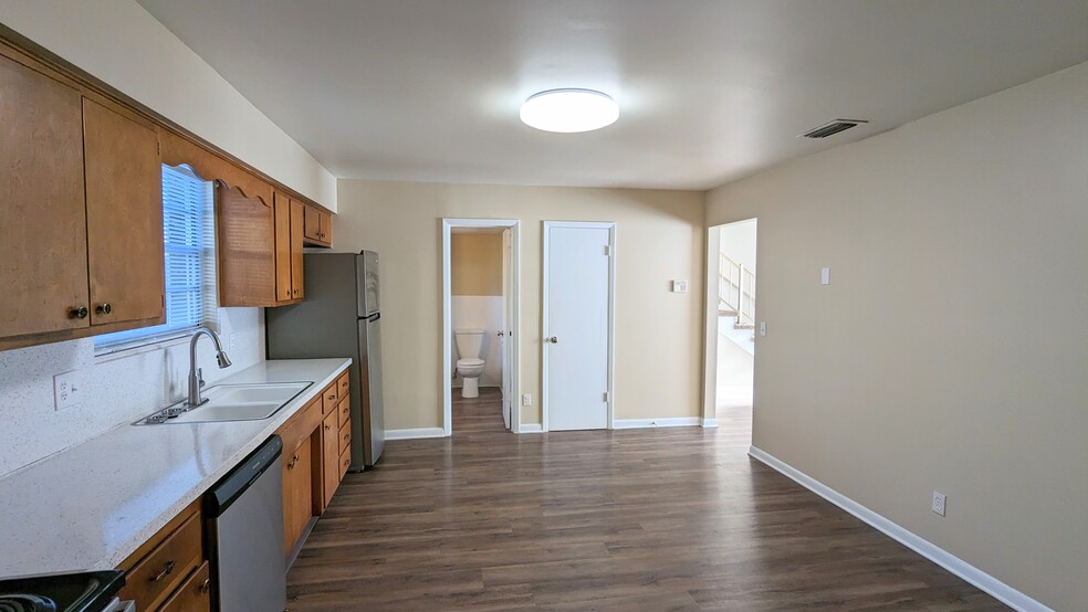 Kitchen - 6036 Bizier Rd E