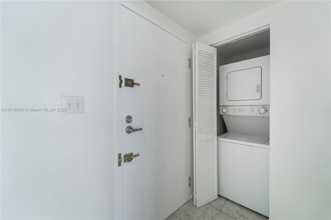 Building Photo - 800 Claughton Island Dr