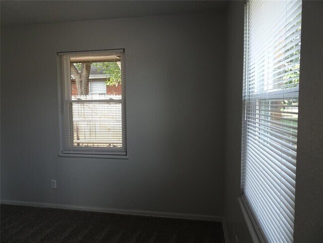 Building Photo - 2305 Maple Dr