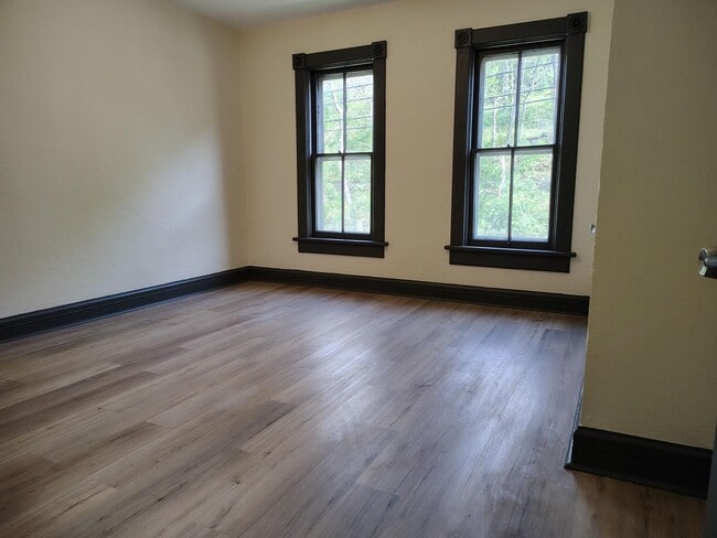 Building Photo - 3 Bed, 1.5 Bath home– Move-In Ready!