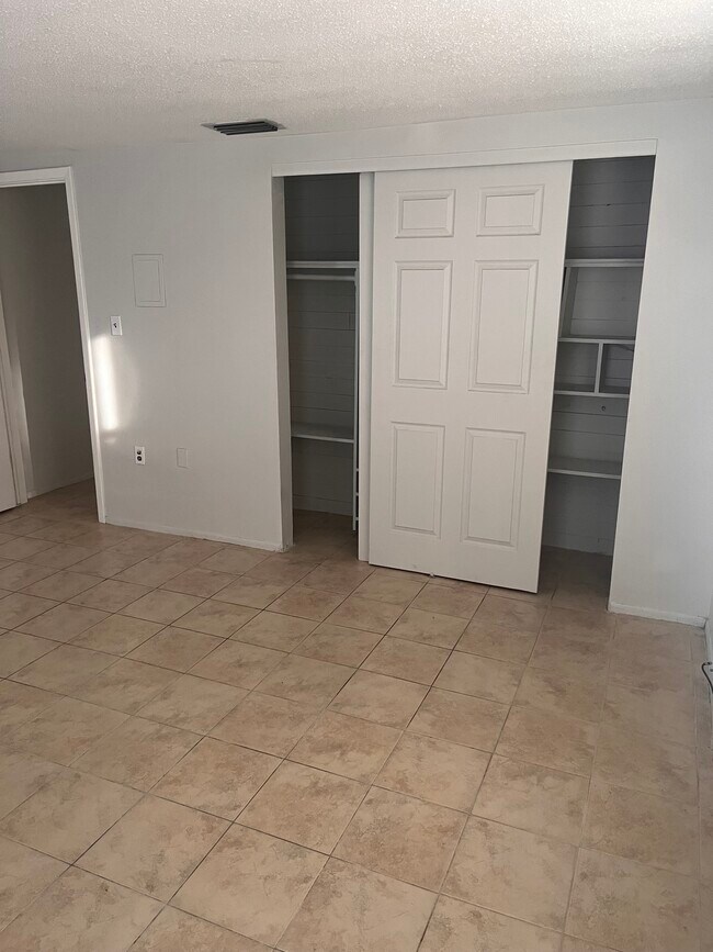 Building Photo - 7204 Brentwood Dr