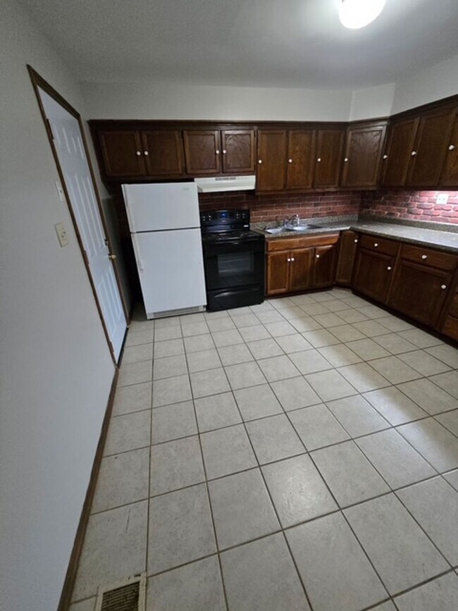 Building Photo - 1328 Bingham Dr