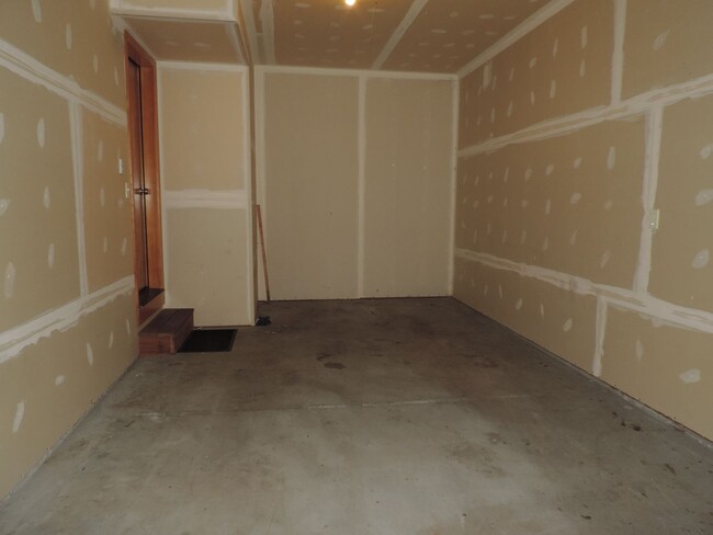 Building Photo - Pet Friendly 3 Bdrm Townhouse with Lock-of...