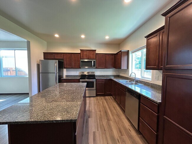 Building Photo - Beautiful Home with Quartz Countertops!